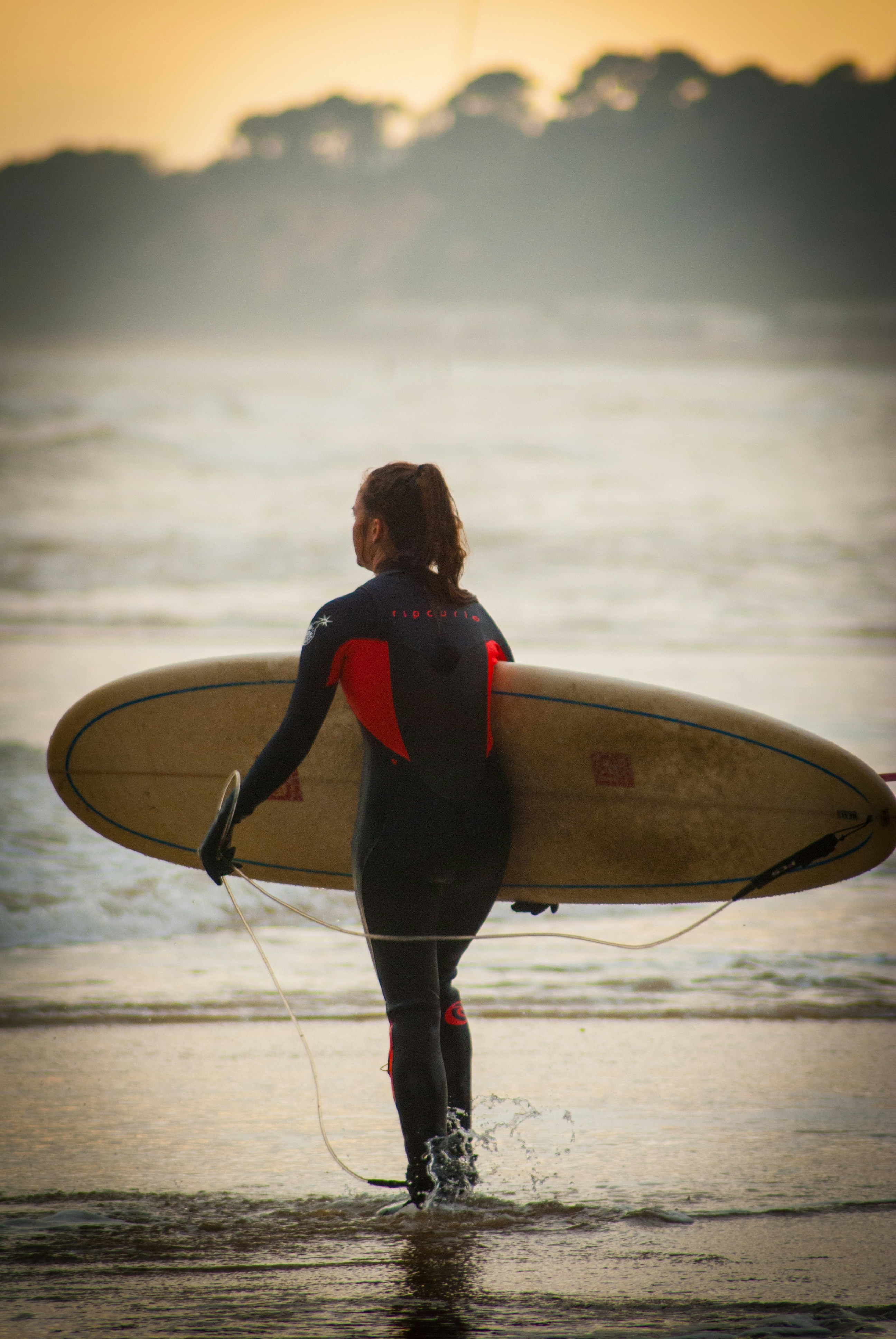 サーフボードを運ぶ女性の写真 Unsplashで見つける自然の無料写真