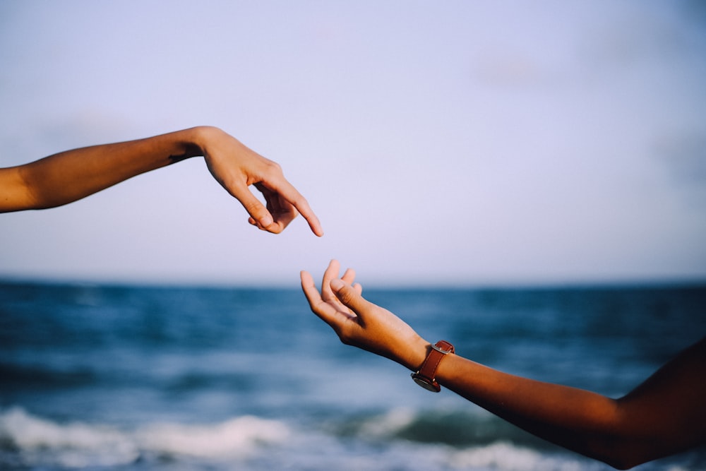 Fotografía de dos personas tomadas de la mano