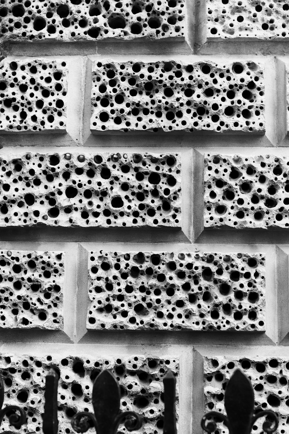 uma foto em preto e branco de uma parede de tijolos