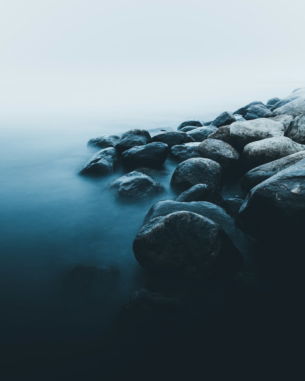 rochas perto do corpo de água