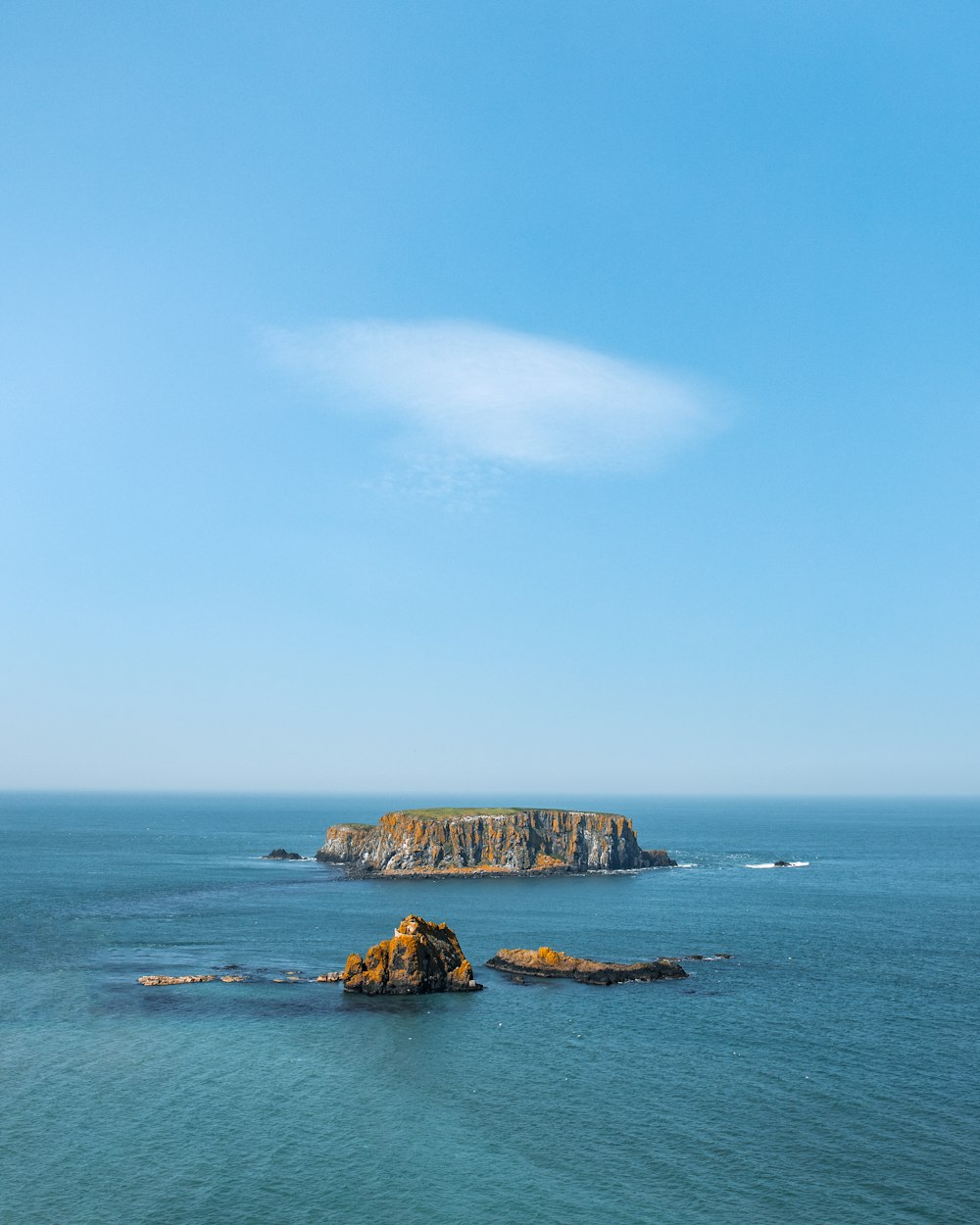 日中の緑と灰色の島