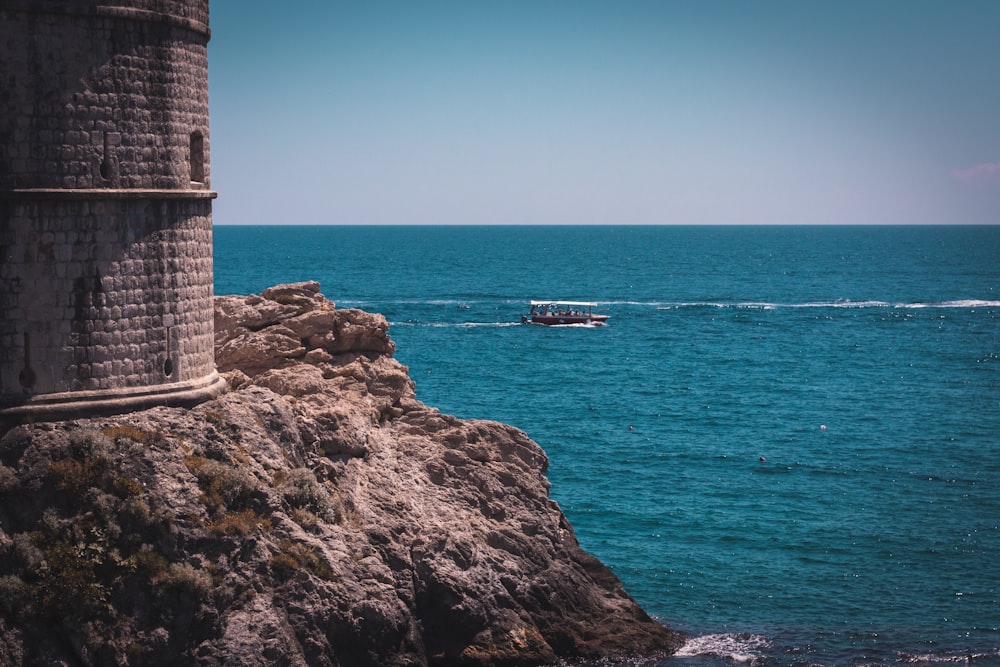 灰色の灯台と青い海