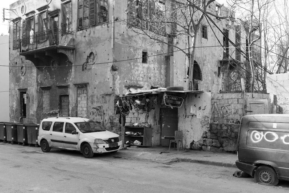 furgone bianco vicino all'edificio