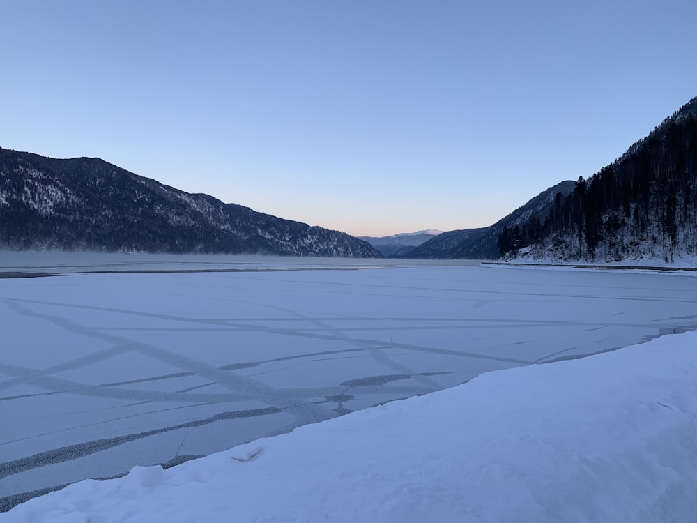 昼間の雪原展望山