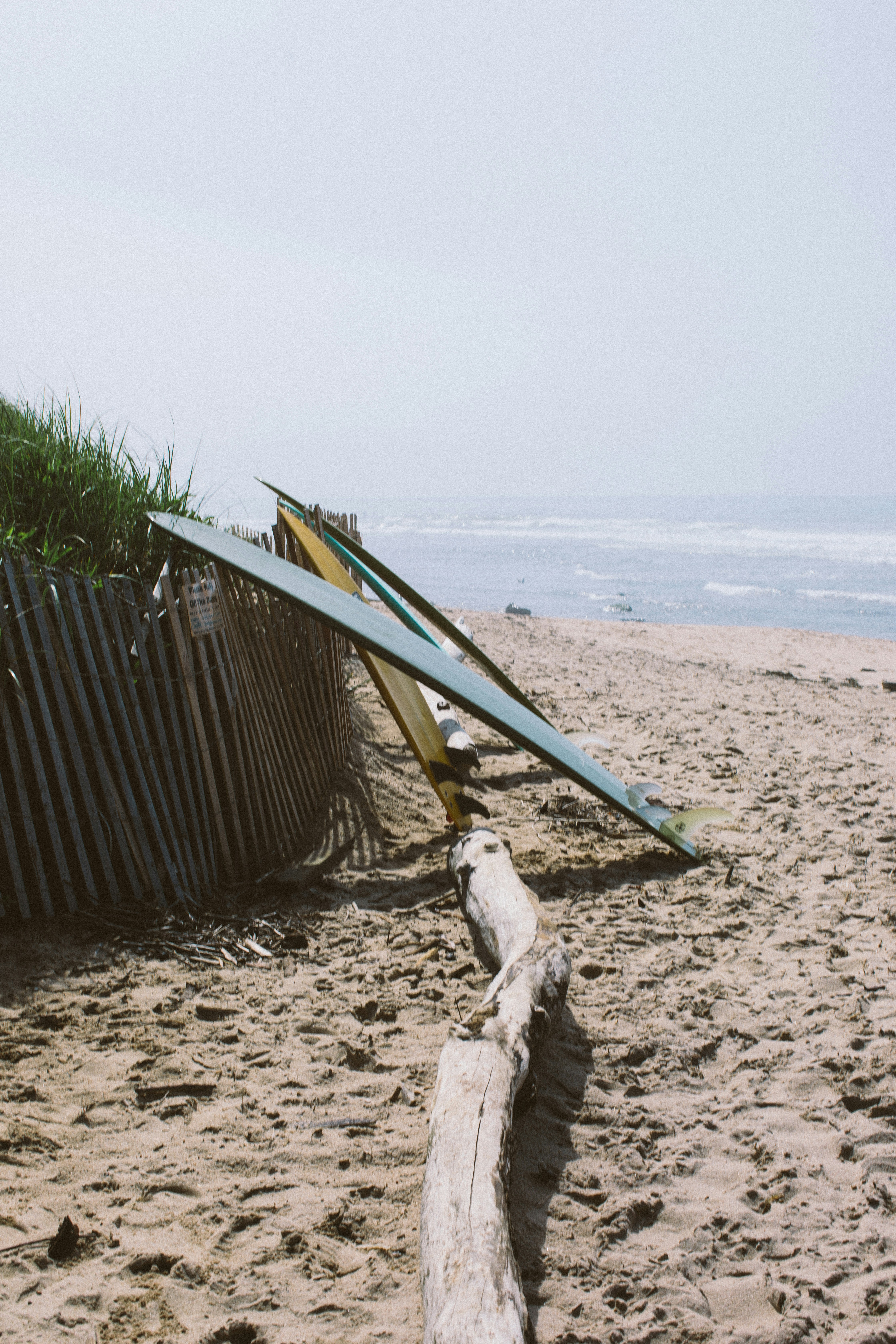 フェンスの上のサーフボード