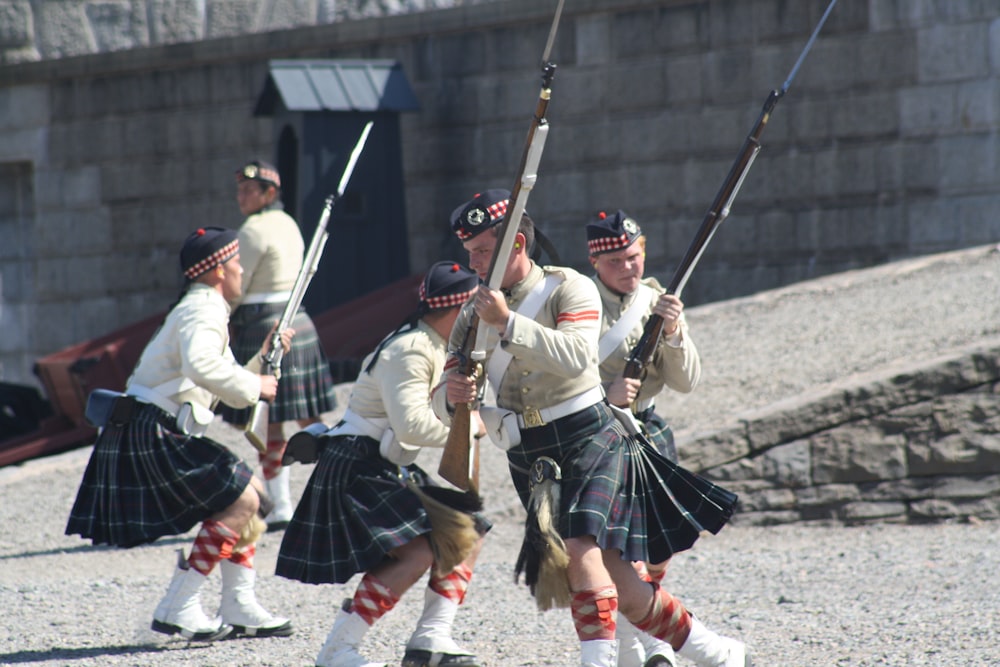 Eine Gruppe von Männern in Kilts, die eine Partie Dudelsack spielen