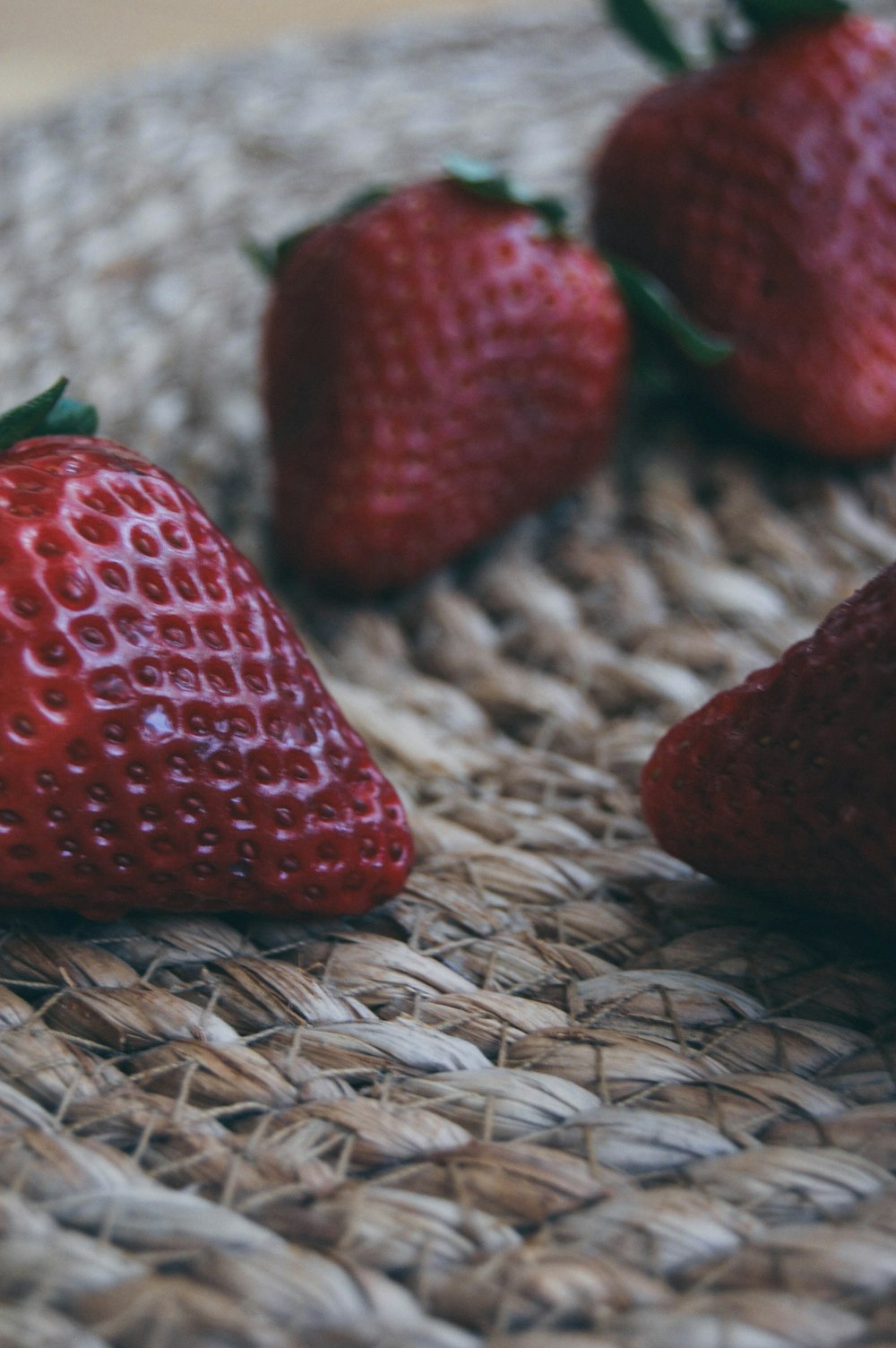Selektive Fokusfotografie von roten Erdbeeren