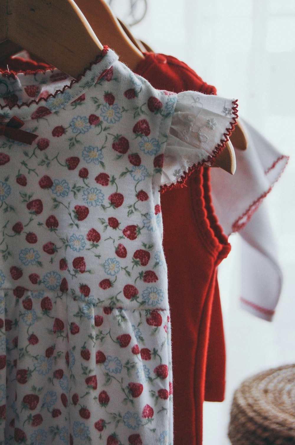 weißes und rotes Kleid