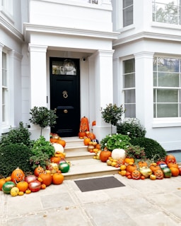 pumpkin decorations near house
