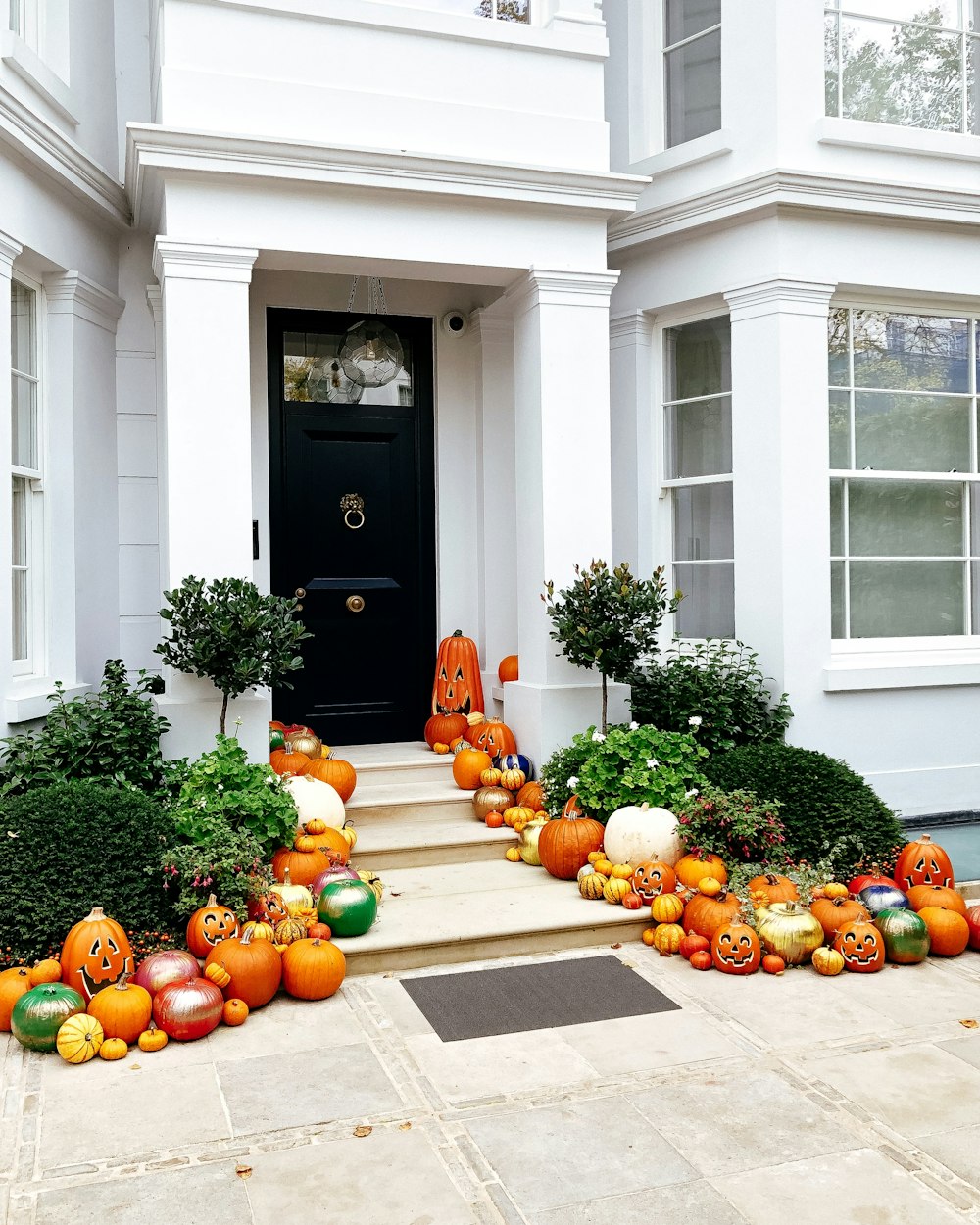 Decoraciones de calabaza cerca de la casa