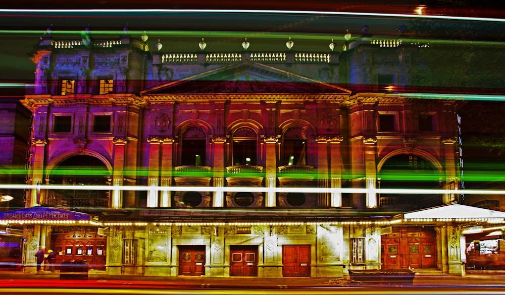 Palais historique jaune et orange pendant la nuit