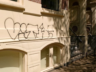 Mastering DIY Graffiti Removal: Pro Tips and Techniques