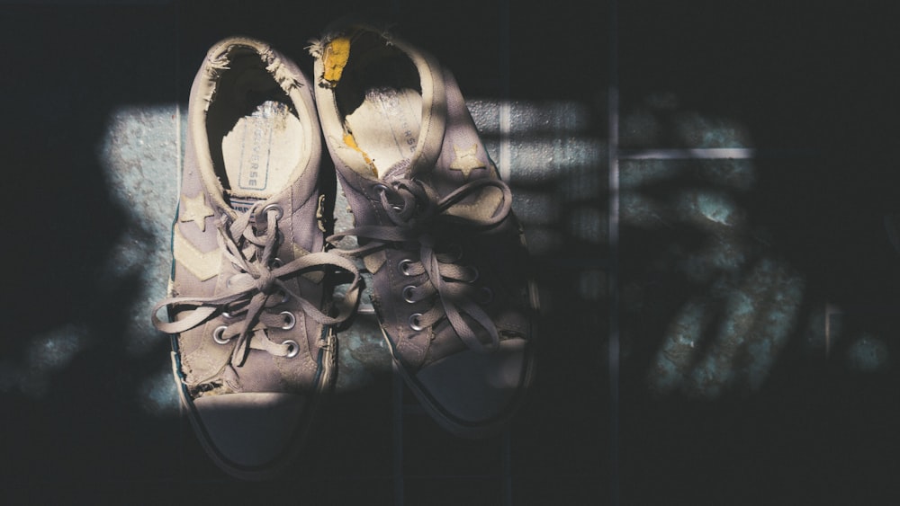 beige low-top sneakerss