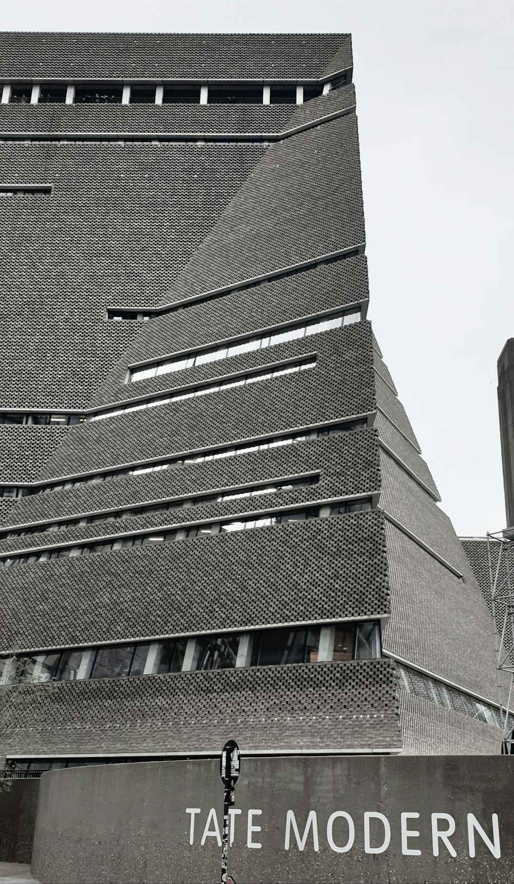 Edificio de hormigón gris