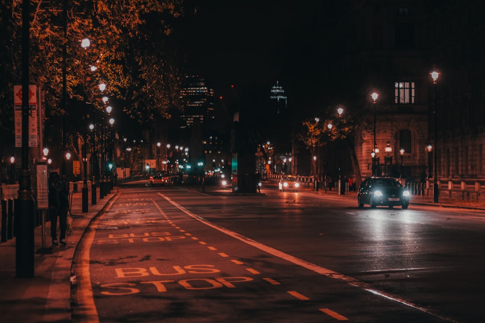 Vehículo en la calle por la noche