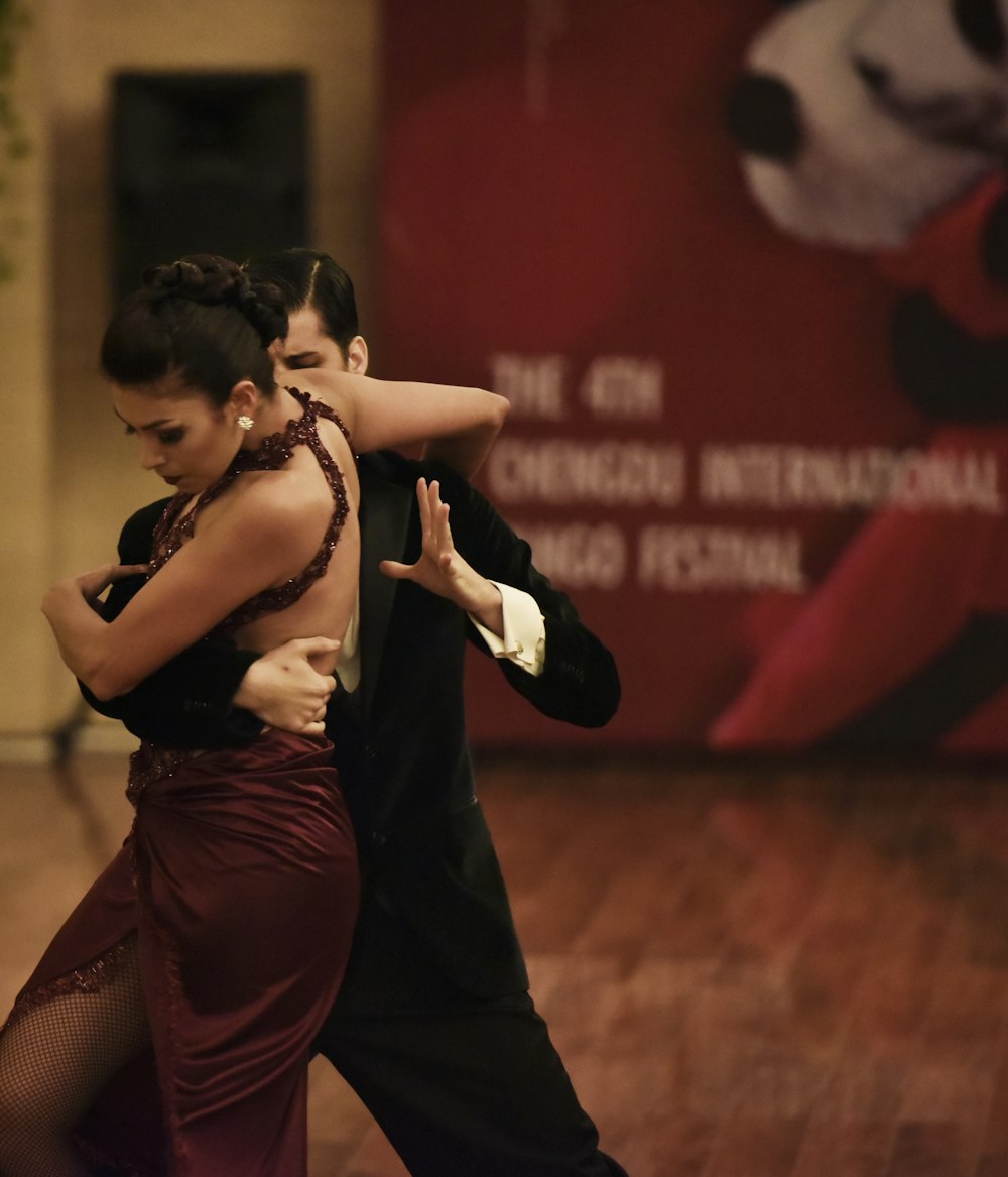 mujer y hombre bailando