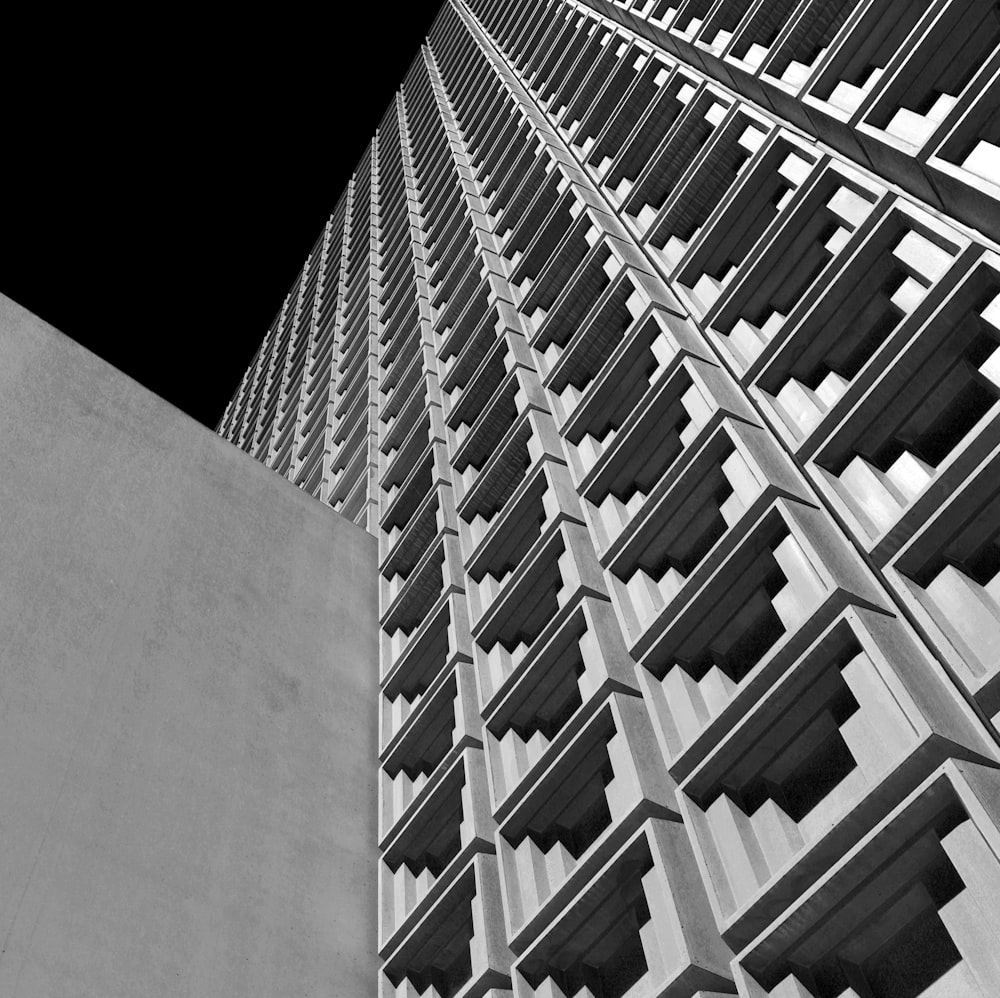 foto ad angolo basso dell'edificio in cemento bianco