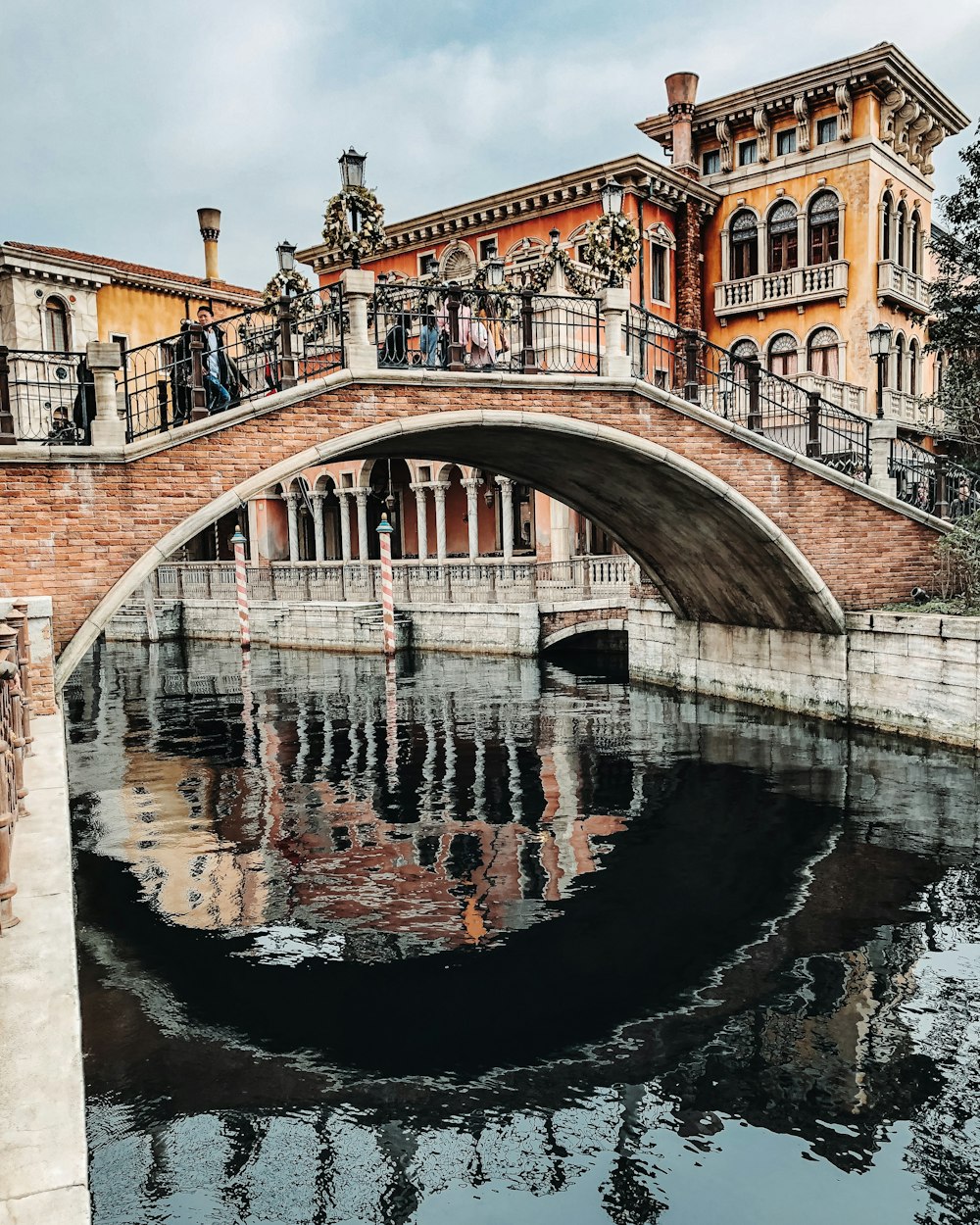 Ponte de Veneza sob o céu azul e branco durante o dia