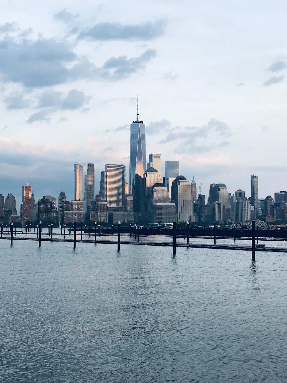 Foto panorámica de paisaje urbano frente a la masa de agua