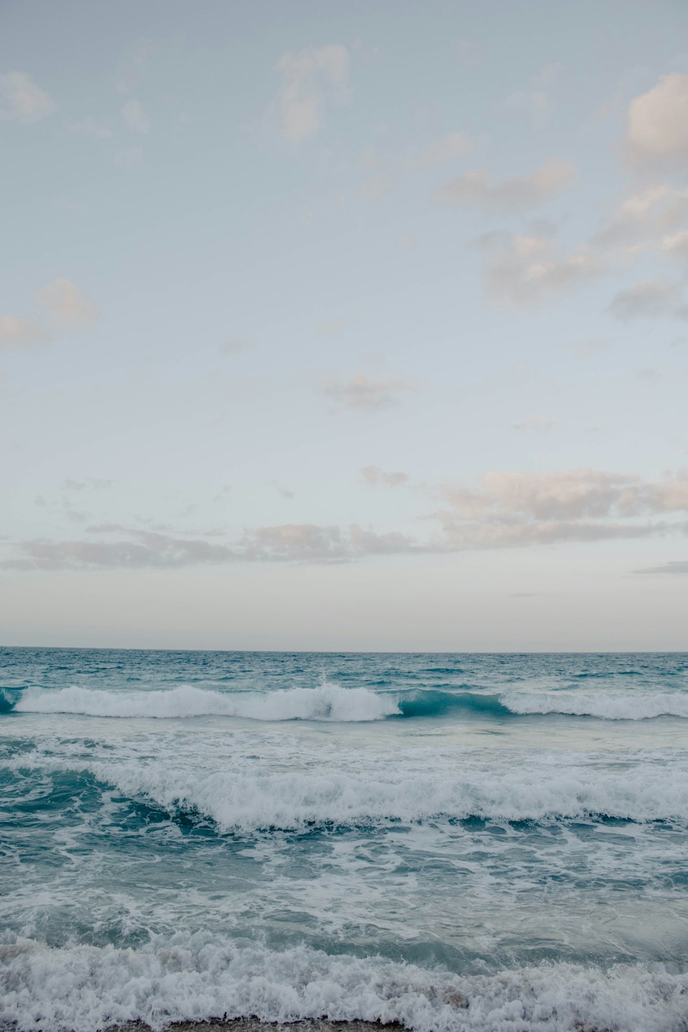 sea waves under white sky