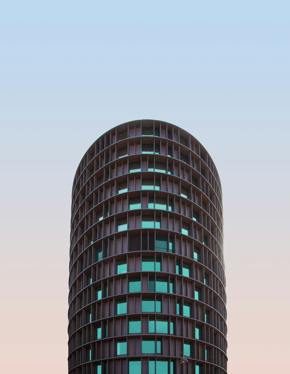 edifício alto marrom