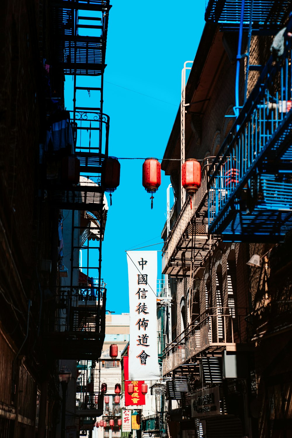 Carteles de escritura kanji colgados en edificios durante el día