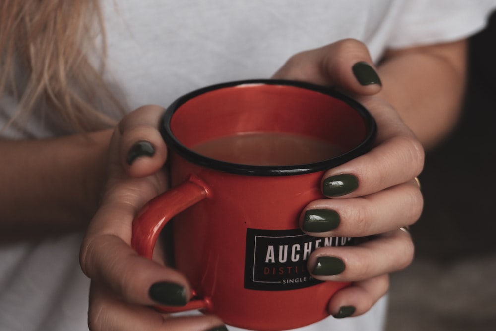 Photo de mise au point peu profonde de tasse en céramique rouge