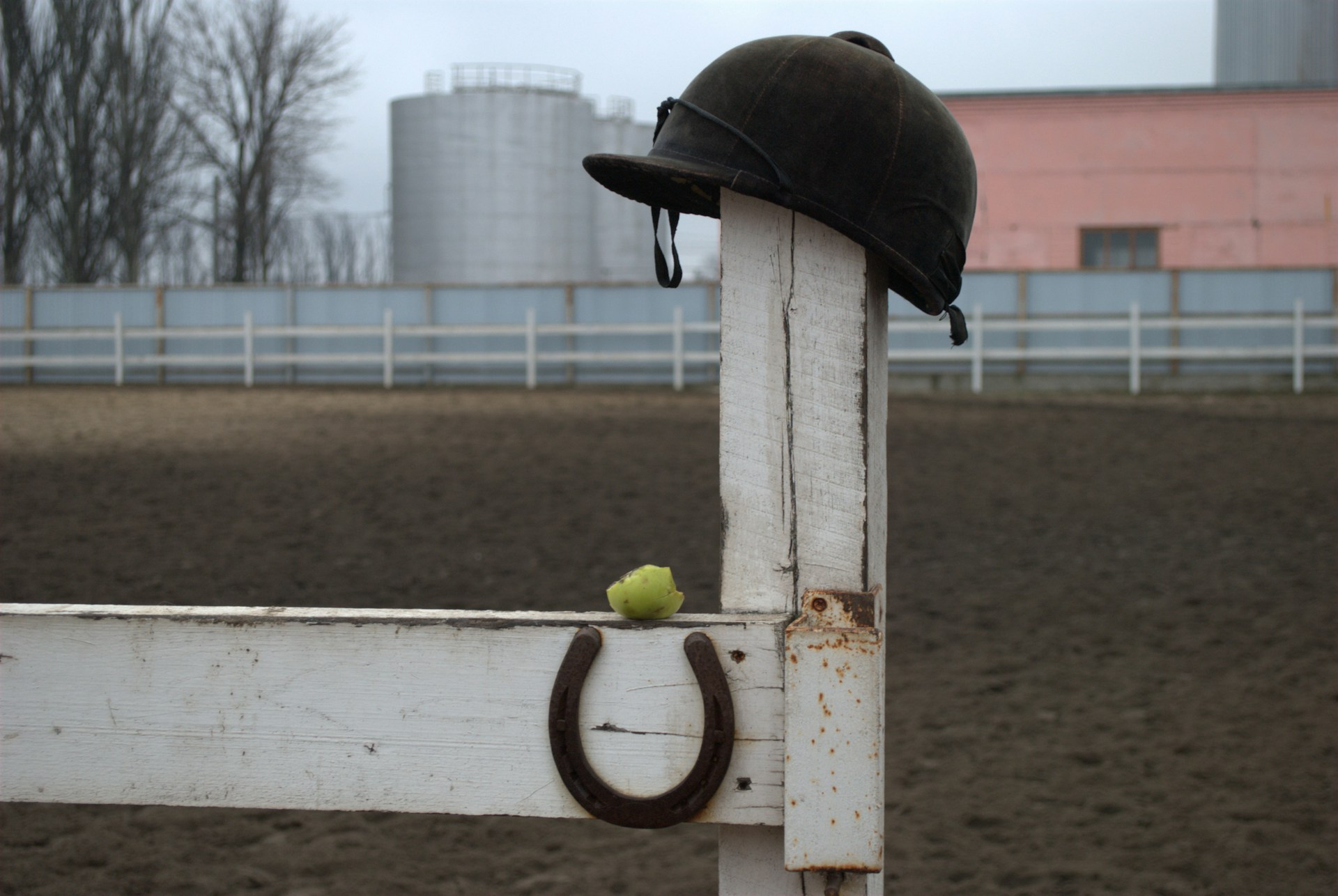 gray computer monitor
