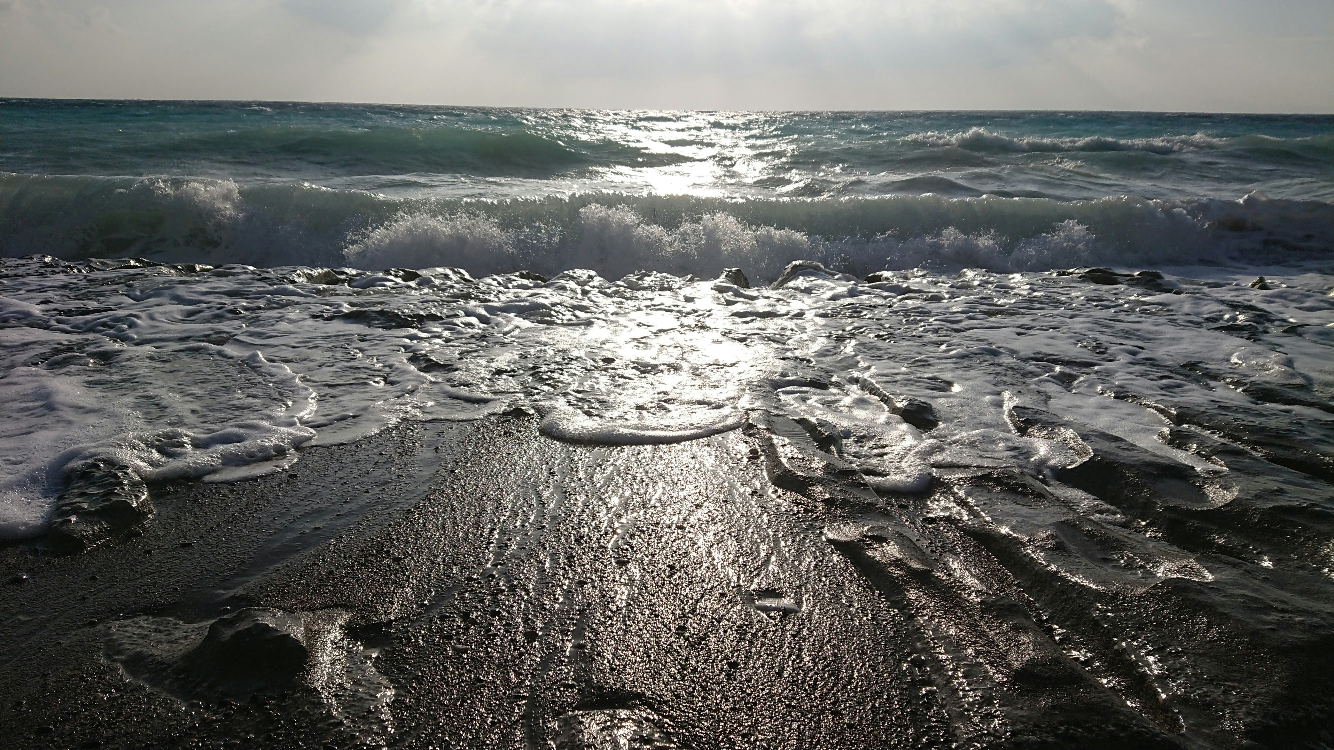 El sol brilla sobre las olas del océano