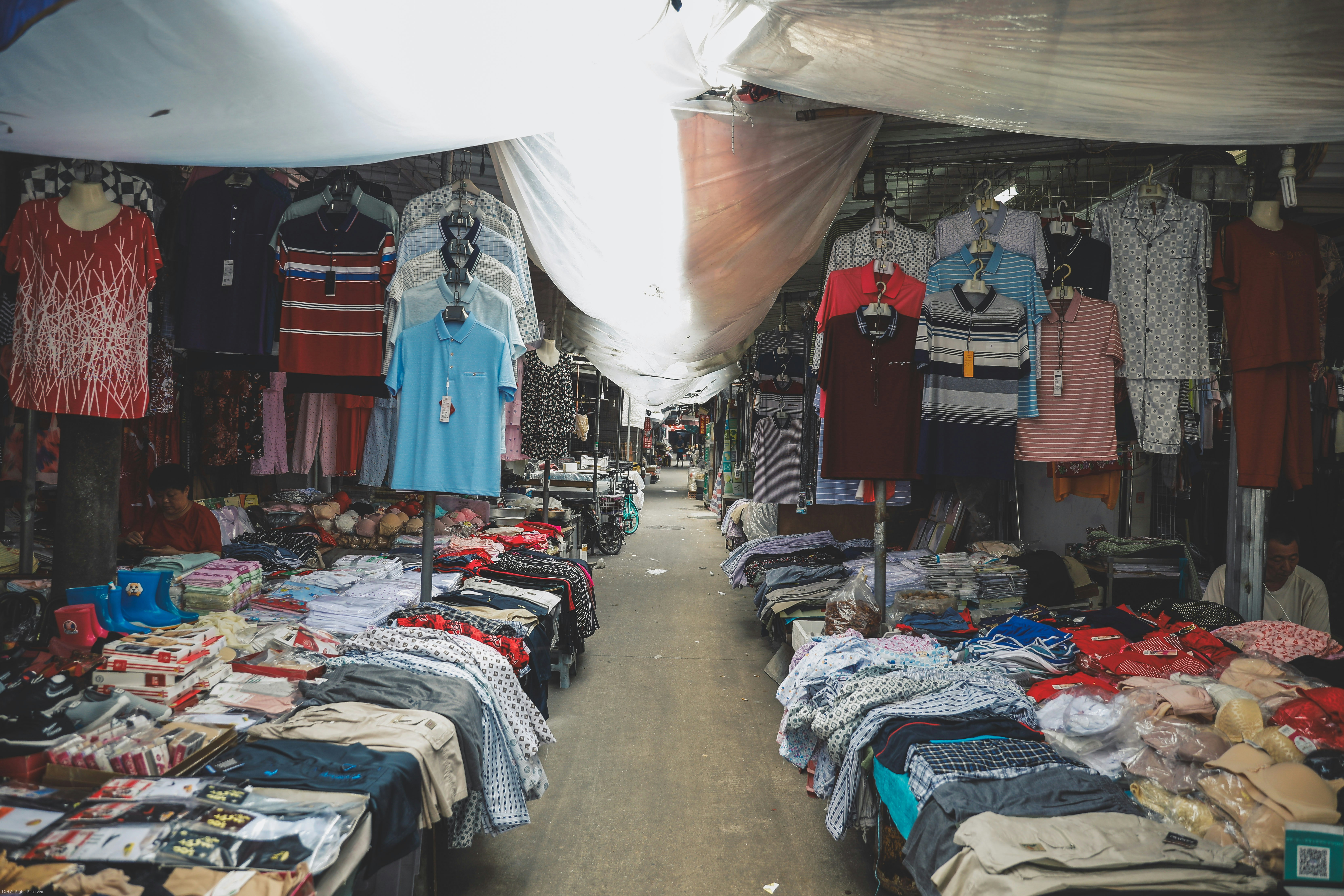 Roupas e produtos variados