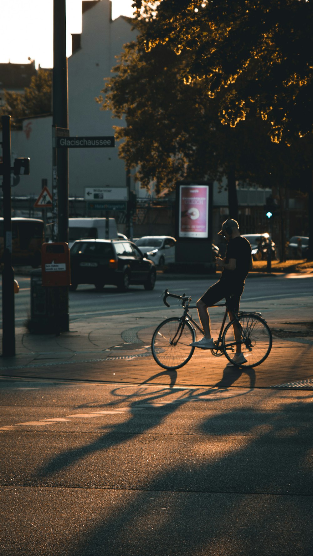 Person, die tagsüber Fahrrad fährt
