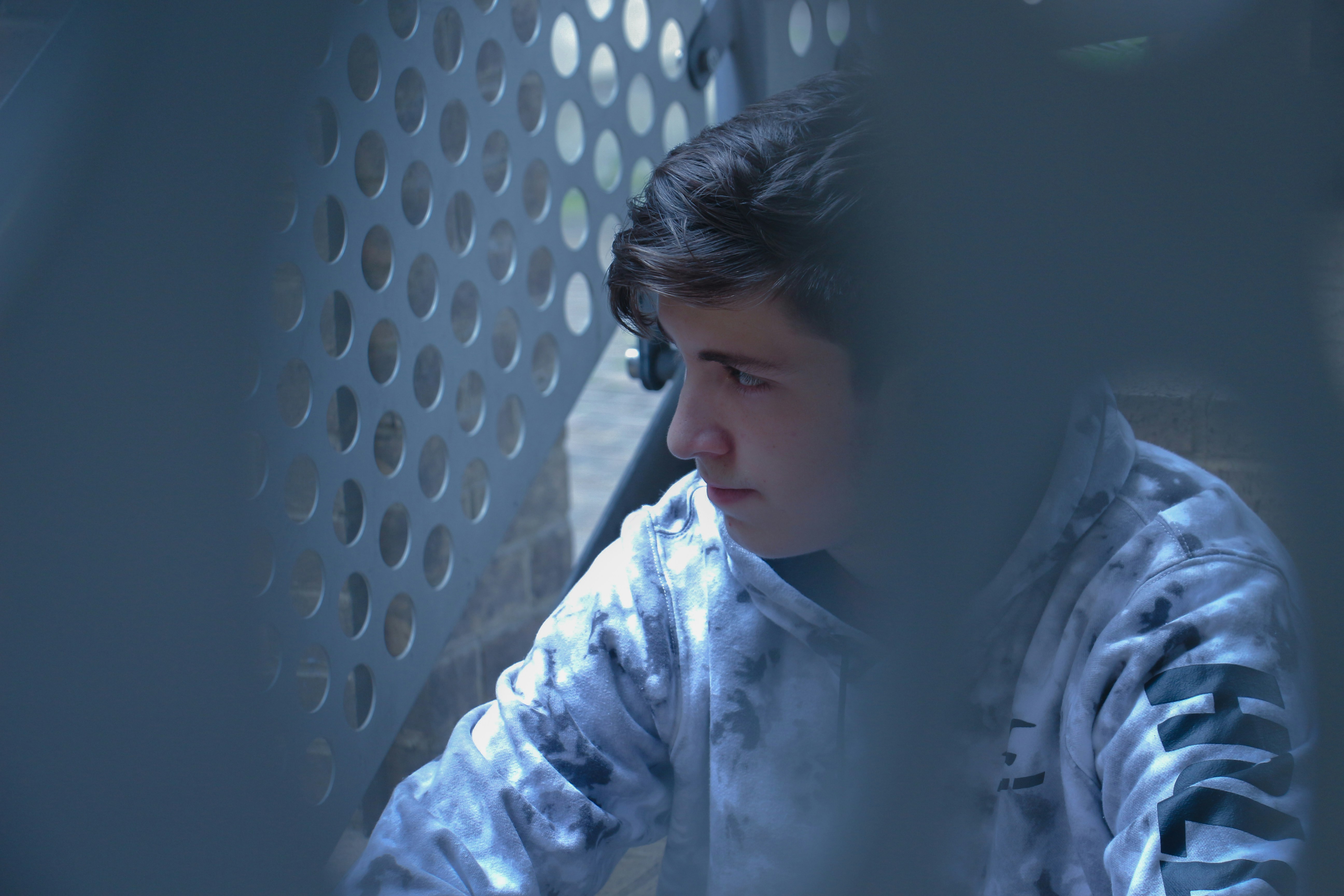 मोहाली में सोनू शाह के कार्यालय के बाहर हुए हत्याकांड के दृश्य या घटना स्थल पर पुलिस जांच की तस्वीर।