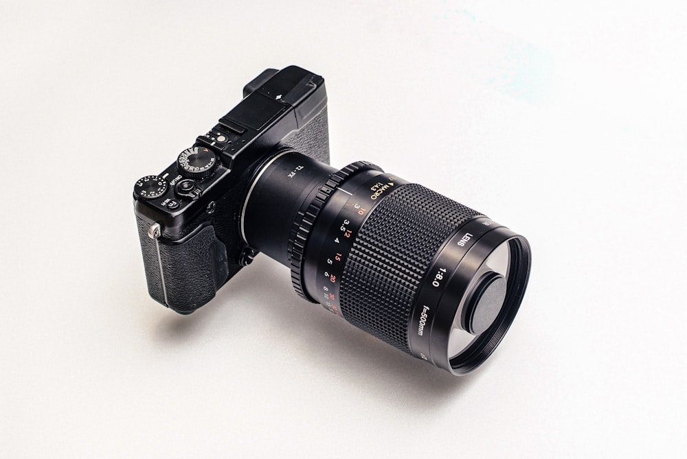 câmera point-and-shoot preta com lente da câmera
