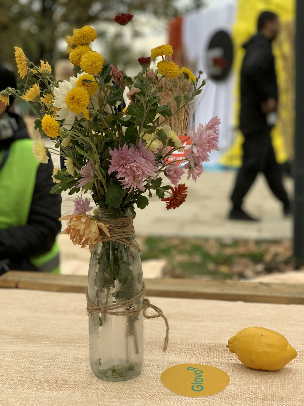 foto de foco raso de flores roxas e amarelas