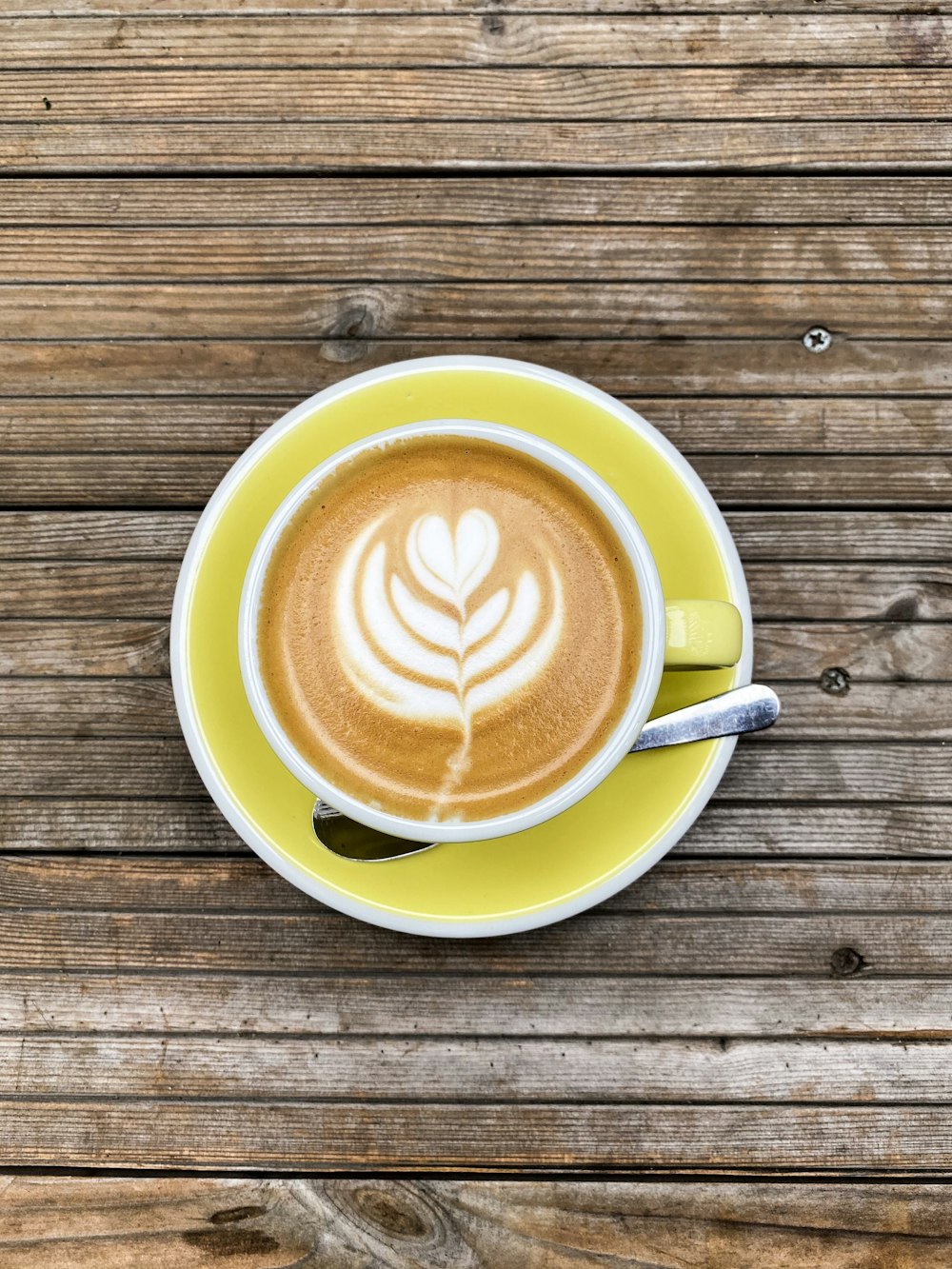 café dans une tasse avec soucoupe