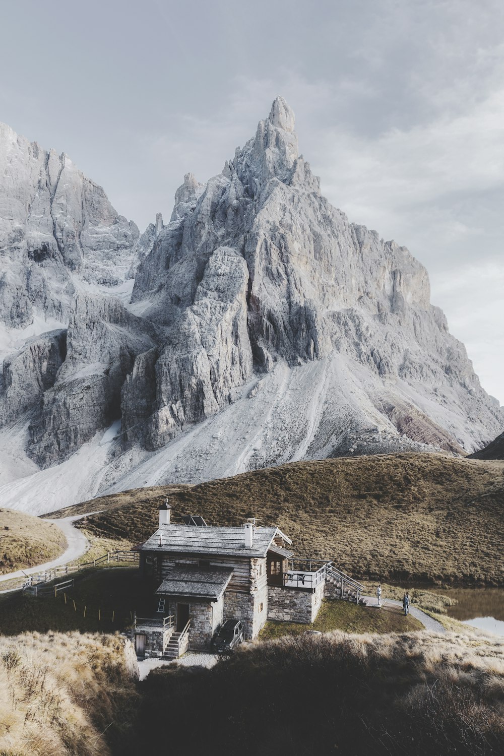 Maison grise près de Rocky Mountain