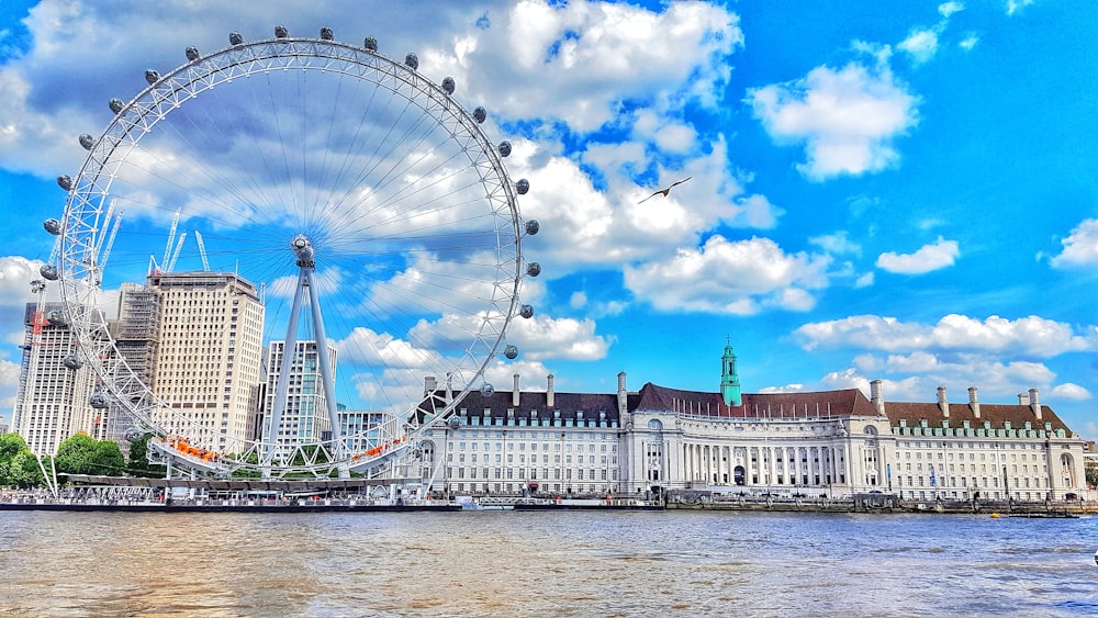 Edifício branco perto da roda gigante