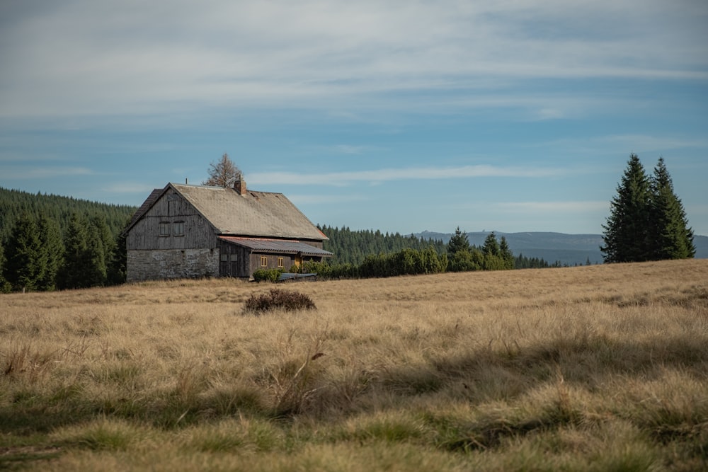 Casa marrom no meio do campo