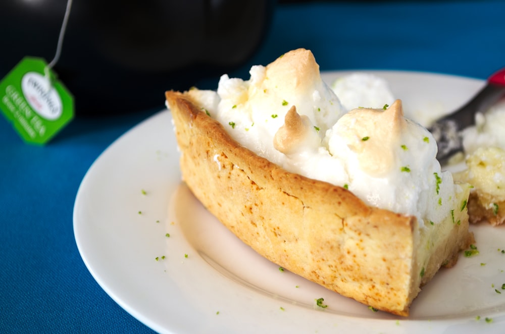 Tranche de tarte sur soucoupe blanche