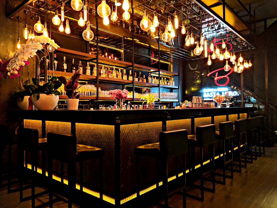 Comptoir de bar éclairé par des ampoules suspendues