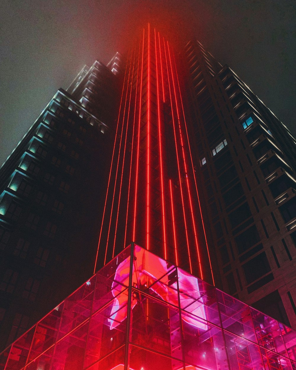 夜の街の建物のローアングル写真