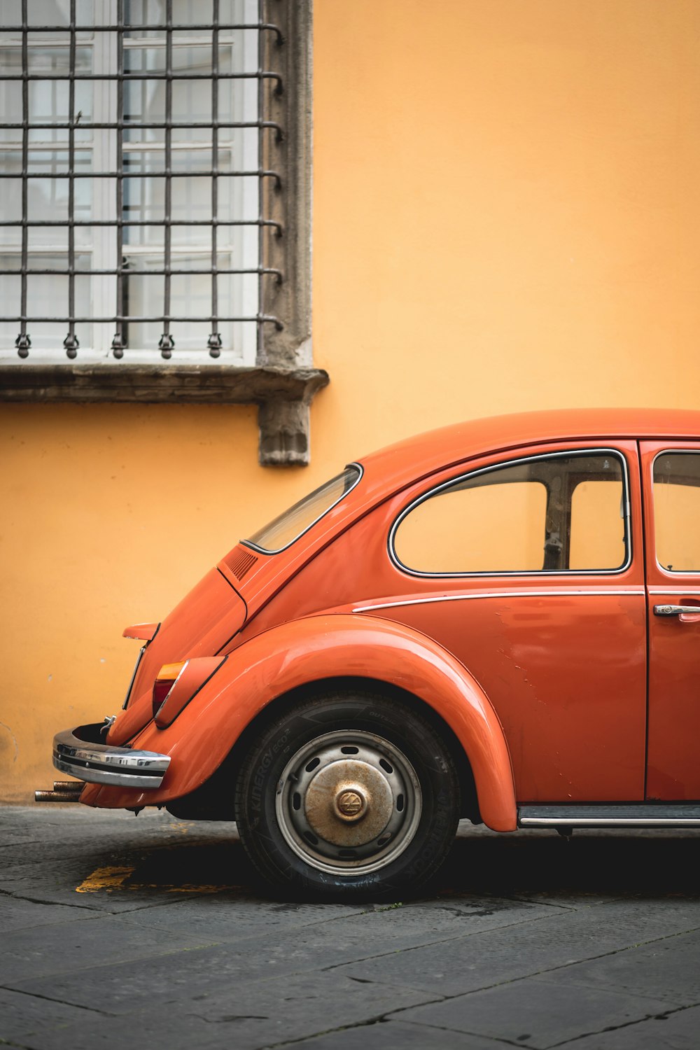 foto de foco raso do Volkswagen Fusca laranja