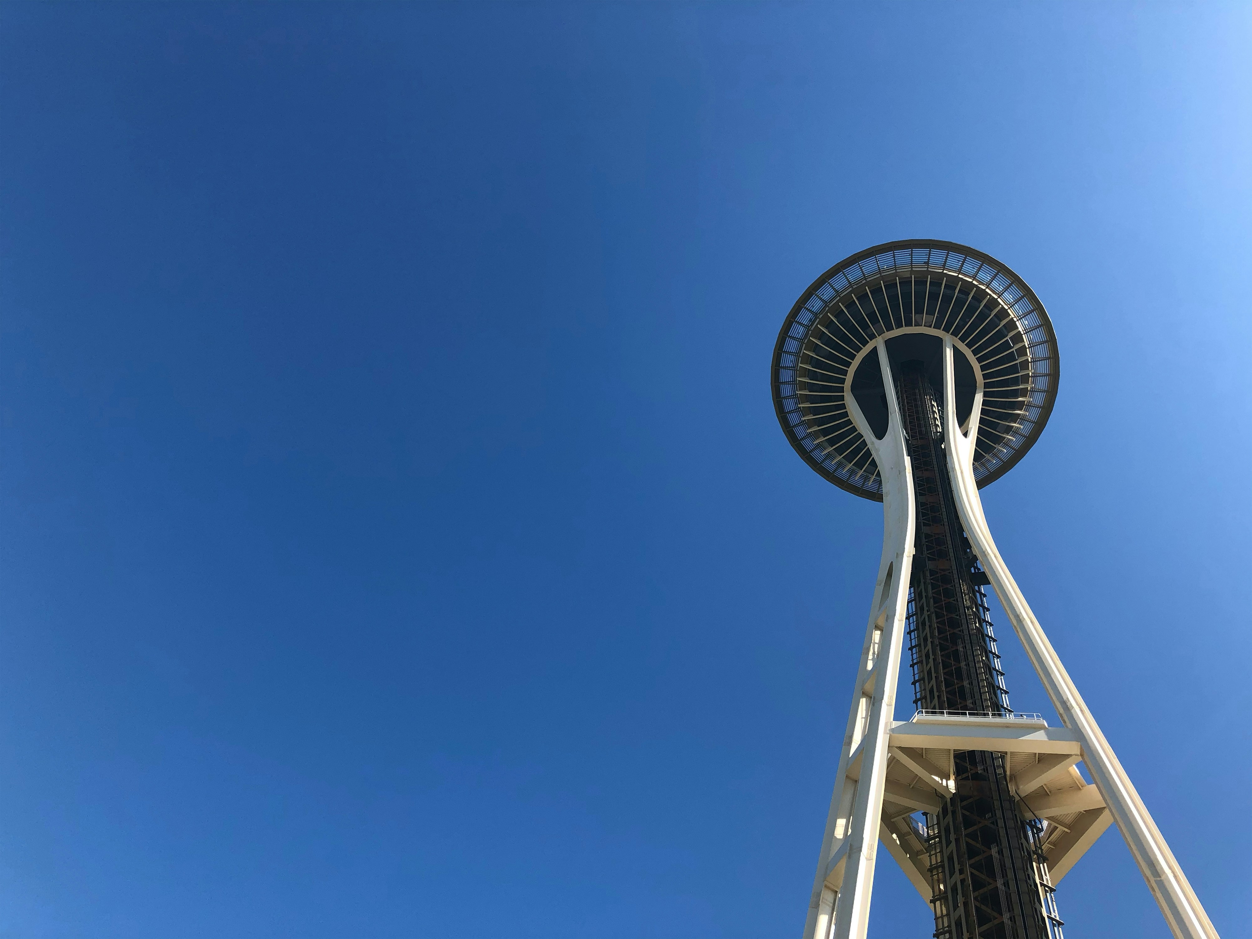 A tall tower with a sky background photo – Free Blue Image on Unsplash