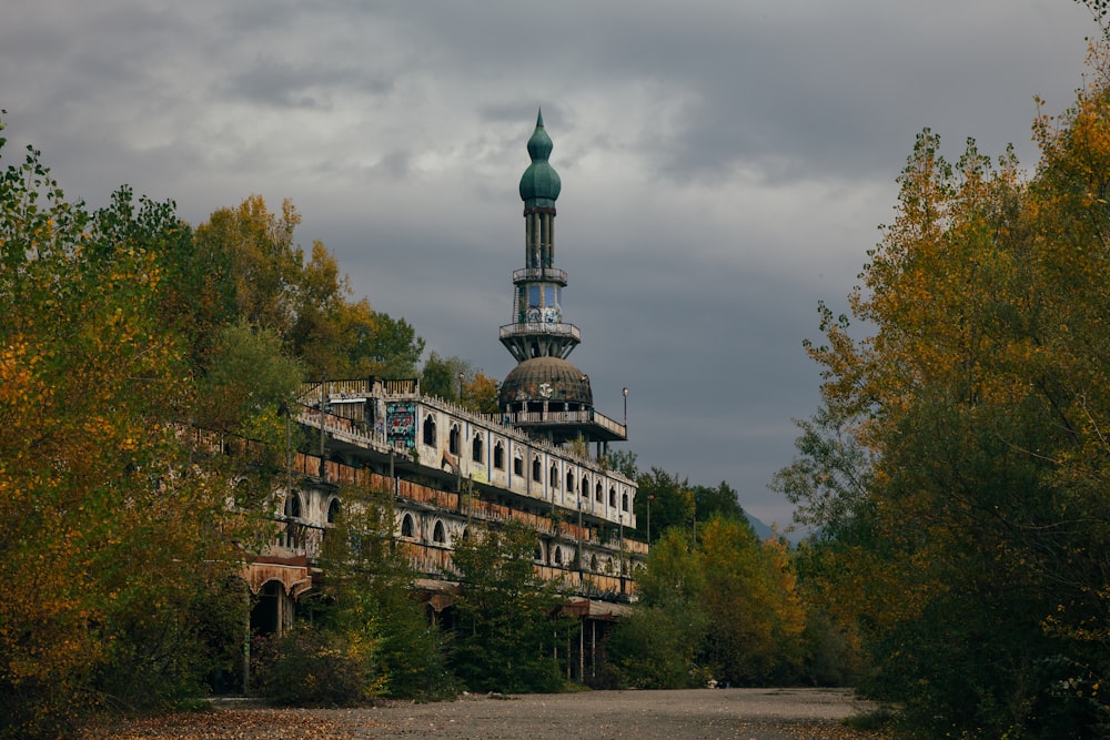 Bäume in der Nähe von weißem Gebäude