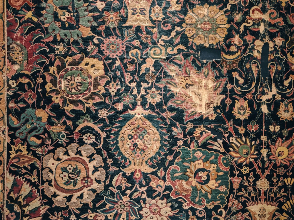 Un grand tapis avec de nombreuses couleurs et designs différents