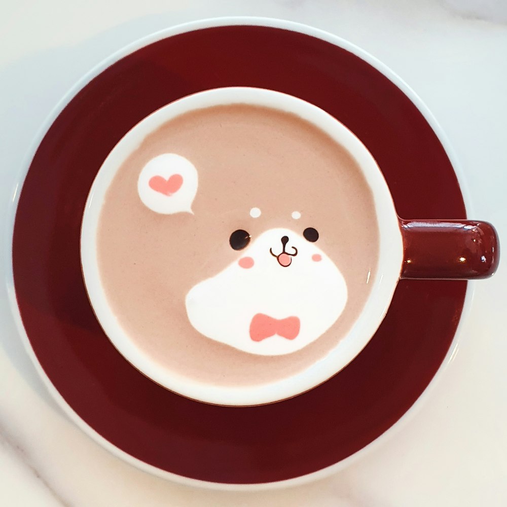 uma xícara de café com um urso desenhado