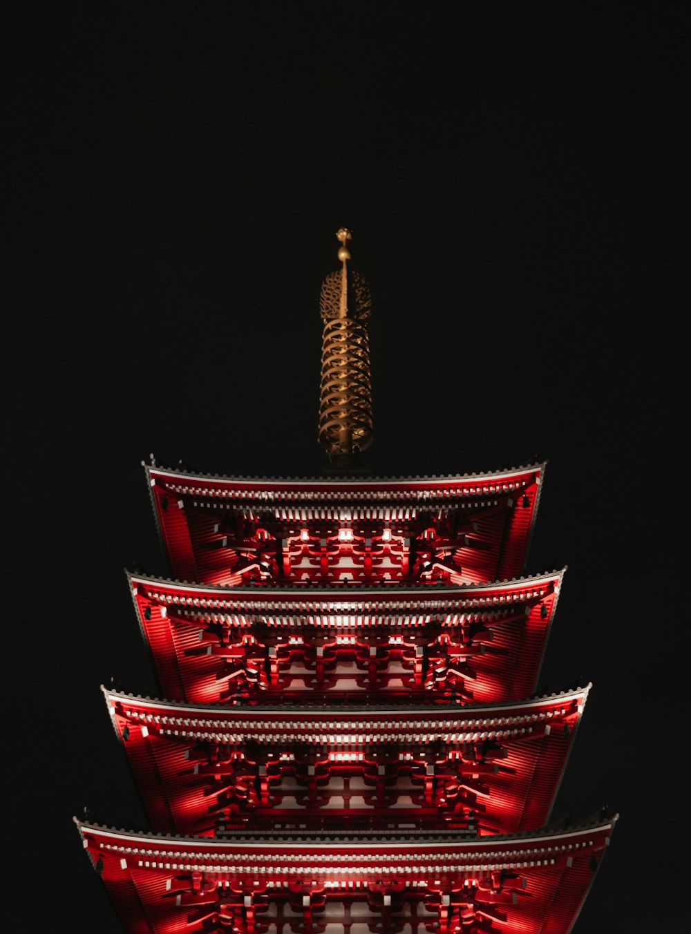 赤い木造の寺院