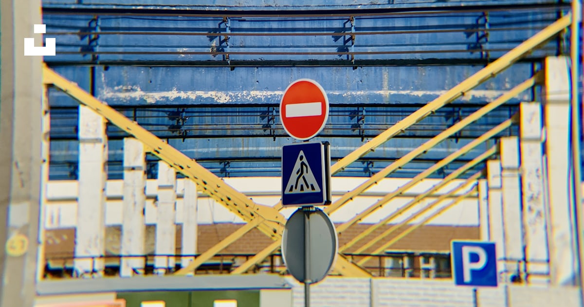 Un panneau de signalisation posé au sommet d’un poteau métallique photo ...