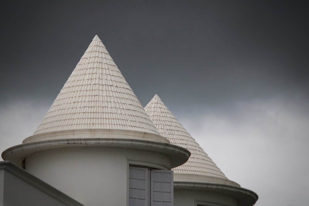 灰色の空の下に2つの円錐形の屋根