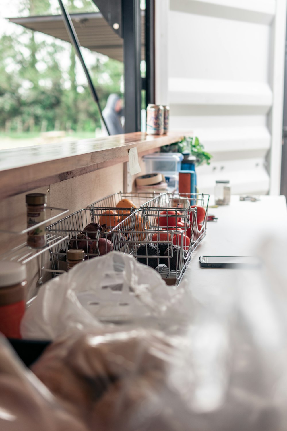 un panier de nourriture posé sur un comptoir